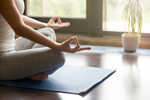 Mulher praticando meditação
