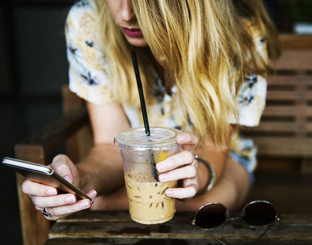 mulher-no-celular-tomando-sorvete Conectar-se com os outros: o desafio das novas formas de comunicação