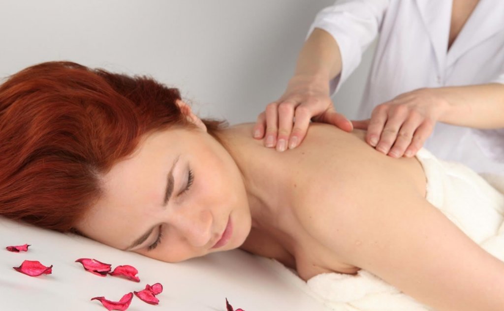 Mulher fazendo massagem para combater a depressão