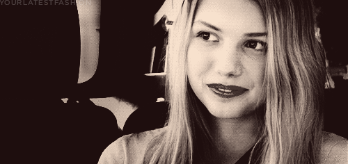 Mulher sorrindo feliz