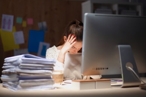 Mulher estressada no trabalho
