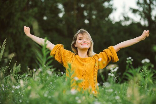 Mulher feliz e satisfeita com sua vida