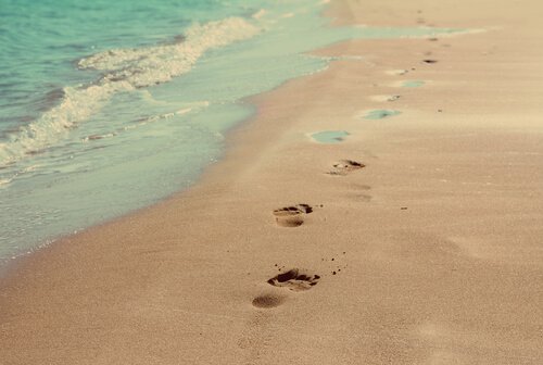 Pegadas na areia da praia