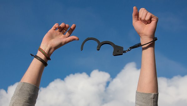 Pessoa se libertando de algemas