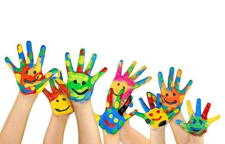 Mãos de crianças pintadas com tinta colorida