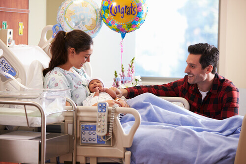 Mulher e marido com o bebê após o parto