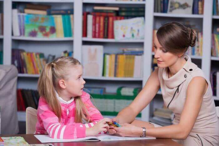 pedagoga-atendendo-uma-menina Diferenças entre psicopedagogos e psicólogos