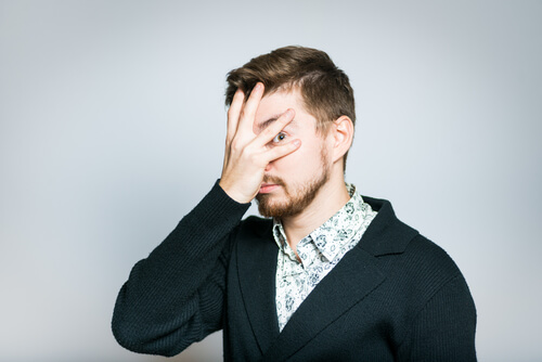 Homem tentando perdoar a si mesmo