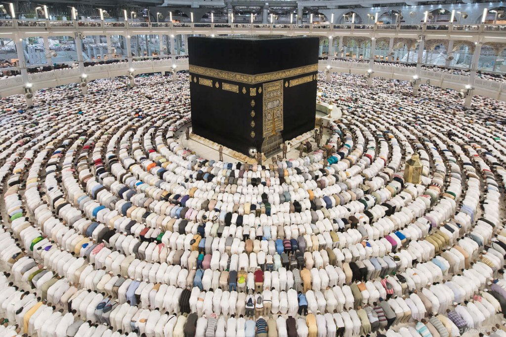 Fiéis rezando em Meca