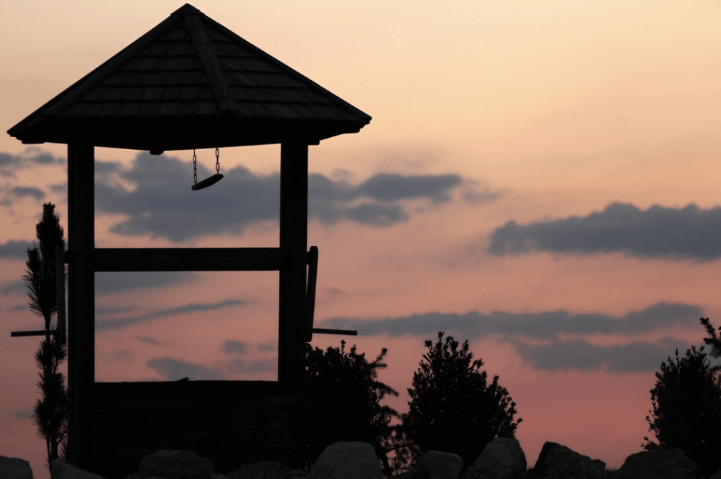 Poço diante de céu cor-de-rosa ao por do sol