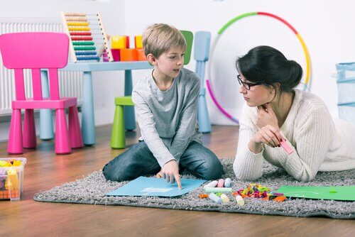 Psicóloga educacional com menino