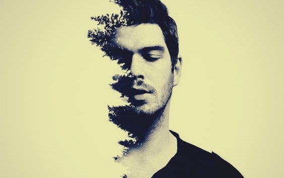 Homem com corpo recortado pela natureza