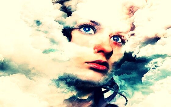 Rosto de mulher entre as nuvens
