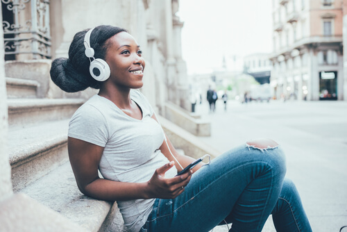 Mulher feliz ouvindo música