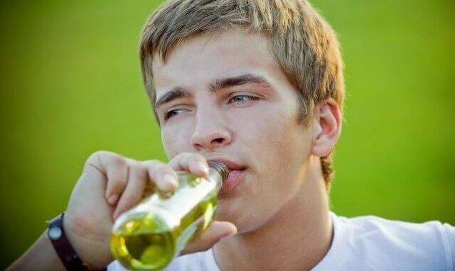 Adolescente tomando bebida alcoólica