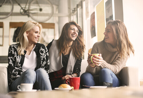amigas-conversando Aprenda a se expressar melhor para favorecer seus relacionamentos