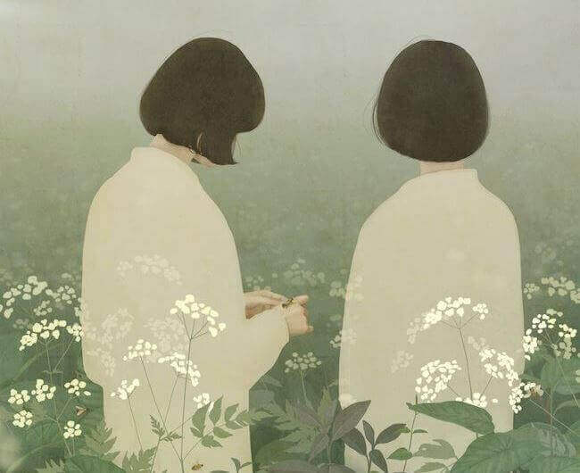 Amigas conversando em jardim de flores