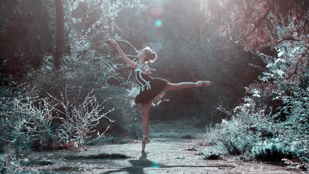 Bailarina dançando em bosque