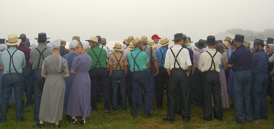 Homens e mulheres reunidos