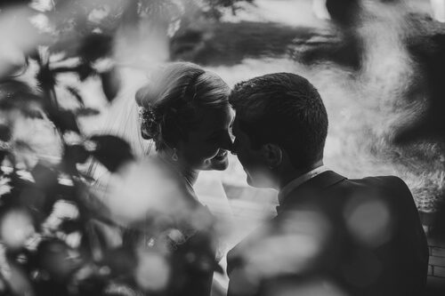 Casal apaixonado após casamento