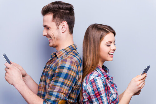 Casal no celular
