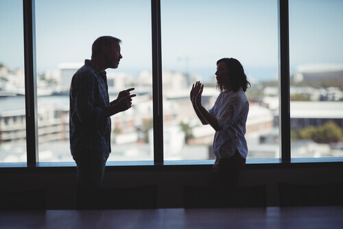 Casal discutindo sobre o relacionamento