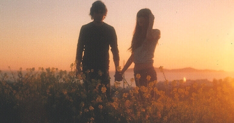 Casal jovem no campo