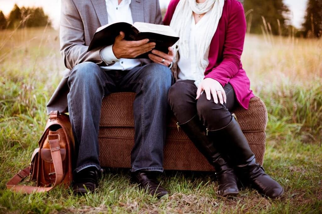 Casal lendo história de amor