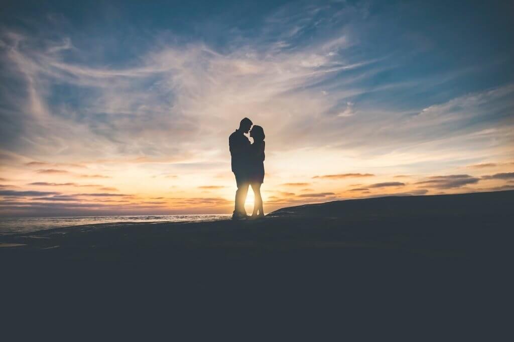 Casal apaixonado no por do sol