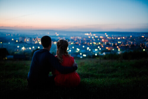Casal observando paisagem