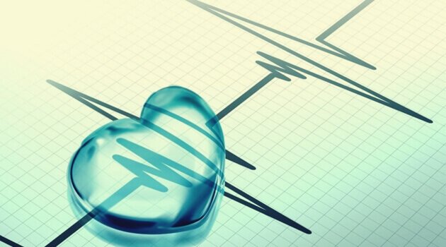 coracao-sobre-cardiograma Relação entre as emoções e a hipertensão