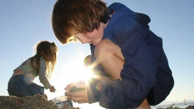 Crianças brincando na areia