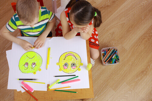 Crianças desenhando rostos para aprender sobre as emoções