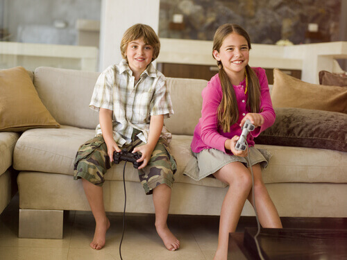 Crianças jogando videogame