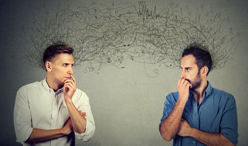 Dois homens envoltos por expectativas sociais