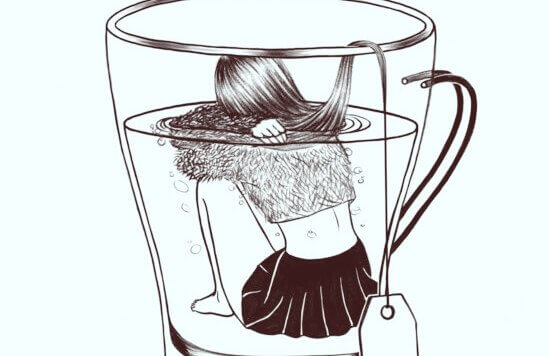 Menina sentada dentro de xícara