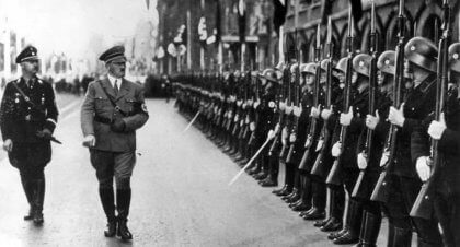 Hitler caminhando diante de soldados