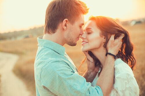 homem-apaixonado-dando-um-beijo-no-nariz-da-namorada Diferenças entre amor e paixão