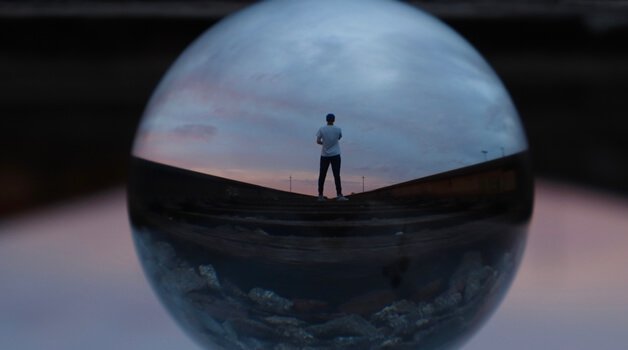 Homem dentro de esfera