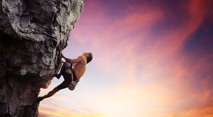 Homem escalando montanha