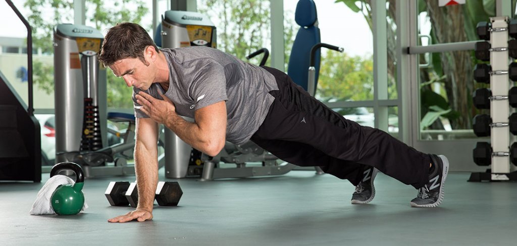 Homem fazendo exercícios em academia