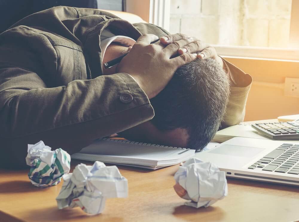 Homem frustrado e estressado no trabalho