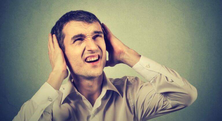 Homem incomodado com o barulho