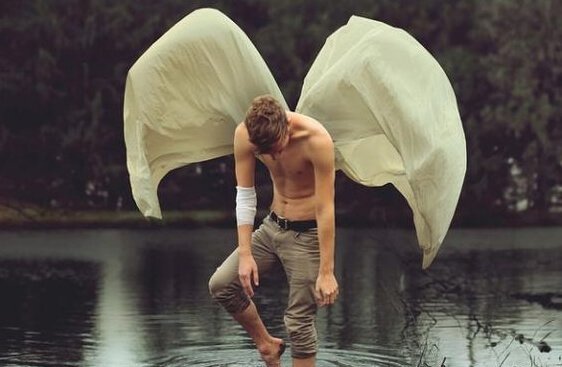 Homem sem camisa com asas
