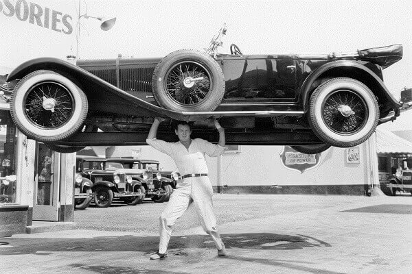 Homem levantando um carro