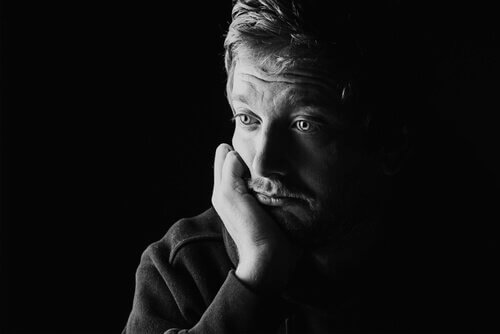 Homem preocupado com o futuro