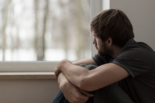 Homem sofrendo de depressão outonal