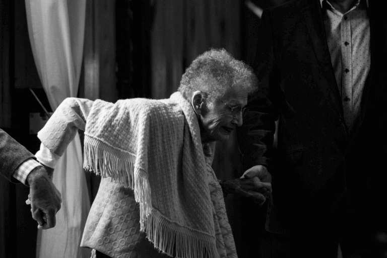 Senhora idosa com dificuldade para andar