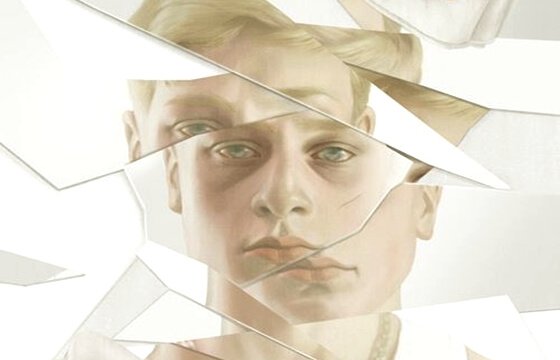 Homem se olhando em espelho quebrado