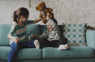 Irmãos mais velhos: entre risadas e exemplos